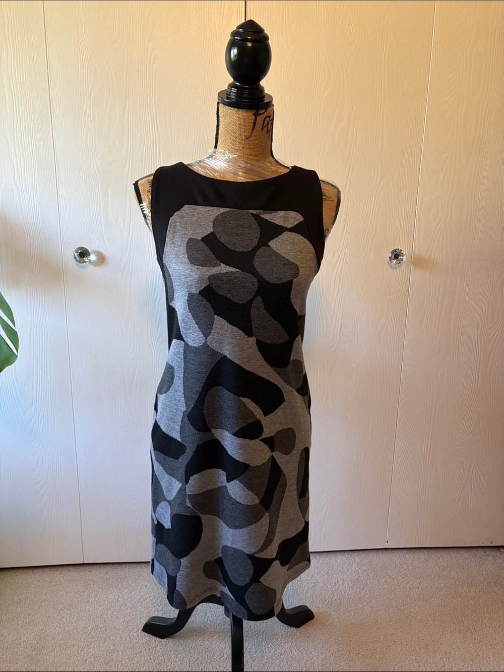 Suzy Shier Sleeveless Black and Gray Patterned Shift Dress